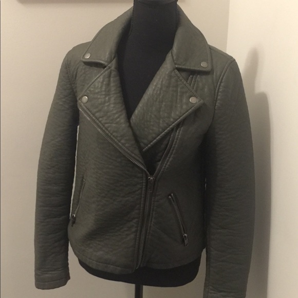 NWT- Women’s Forever 21 Zippered Gray Faux Leather Bikers Jacket. Size S - Picture 6 of 7